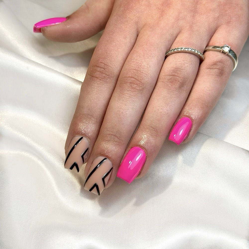 Nailart met zwarte lijnen en roze